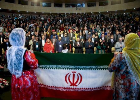 پرچمی که زنان برافراشتند/ ترنج سیمین در دست بانوی کُرد