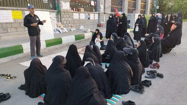 برخورد نیروی انتظامی با تحصن حامیان قانون عفاف و حجاب