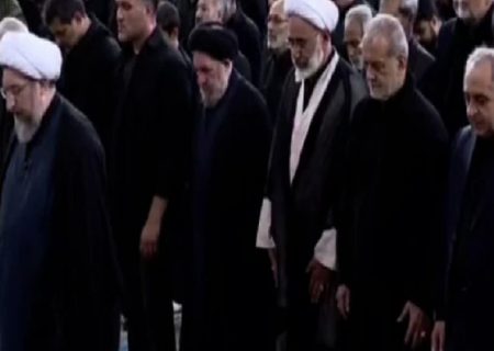 حضور رئیس‌جمهور در نماز ظهر عاشورای تبریز + فیلم