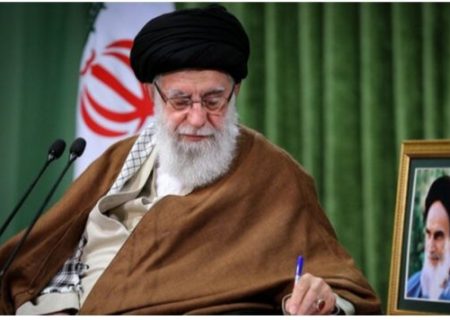رهبر انقلاب: حفظ عزت ملت، تکلیف قلم‌زنان است