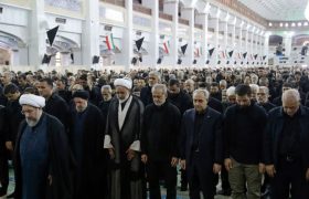 حضور پزشکیان در نماز ظهر عاشورا در مصلای تبریز