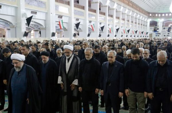 حضور پزشکیان در نماز ظهر عاشورا در مصلای تبریز
