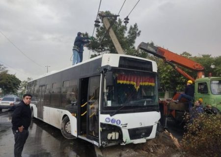 خسارت به شبکه برق در پی بی‌احتیاطی راننده اتوبوس