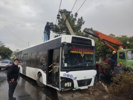 خسارت به شبکه برق در پی بی‌احتیاطی راننده اتوبوس