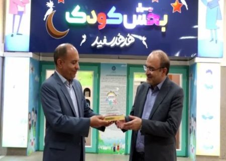 اهدای نشان «دوستدار کودک تبریز» به اداره‌کل کتابخانه‌های عمومی آذربایجان شرقی