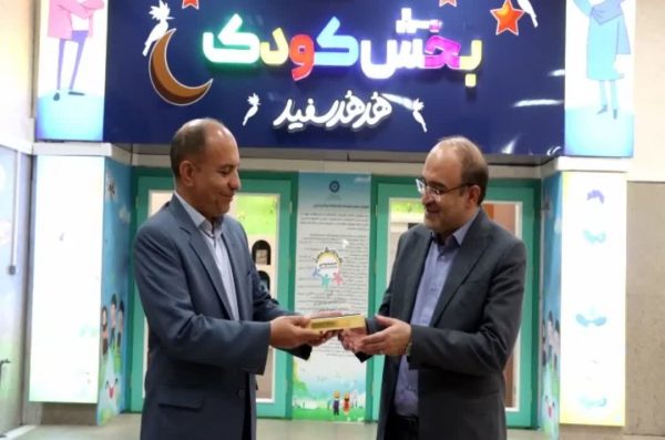اهدای نشان «دوستدار کودک تبریز» به اداره‌کل کتابخانه‌های عمومی آذربایجان شرقی