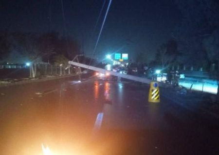 خسارت به شبکه به دلیل برخورد خودروی سواری با تیر برق