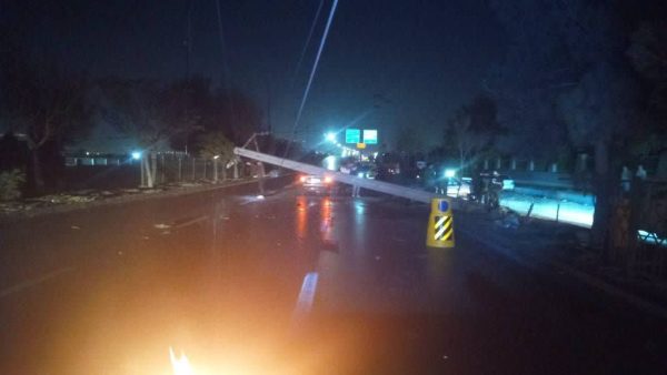 خسارت به شبکه به دلیل برخورد خودروی سواری با تیر برق