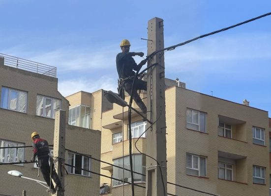 تبدیل شبکه فشار ضعیف هوایی برق تبریز به کابل خودنگهدار در خط پایانی