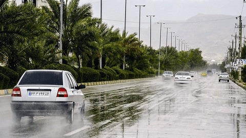 بارش باران بهاری در جاده‌های ۲۱ استان کشور
